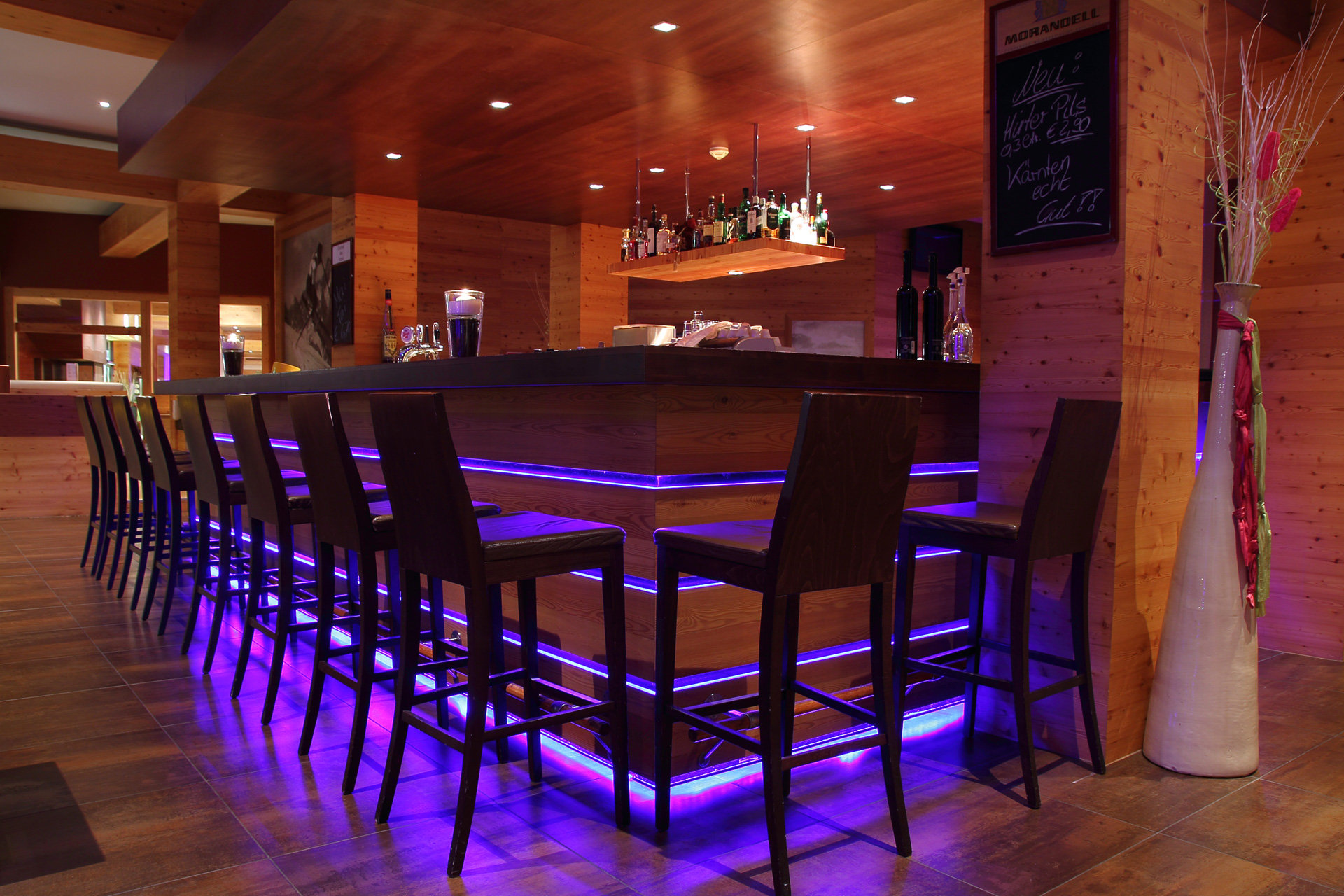 fotografia professionale del bancone bar realizzata per la promozione di un locale bar