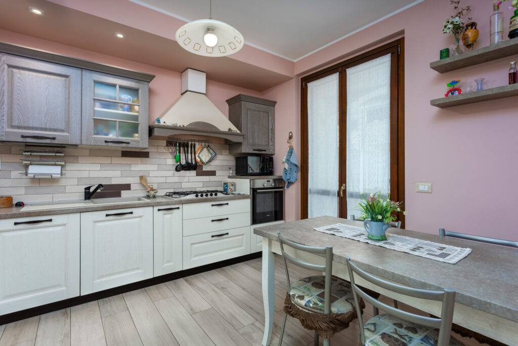 Panoramica di una cucina classica in un appartamento di Lodi