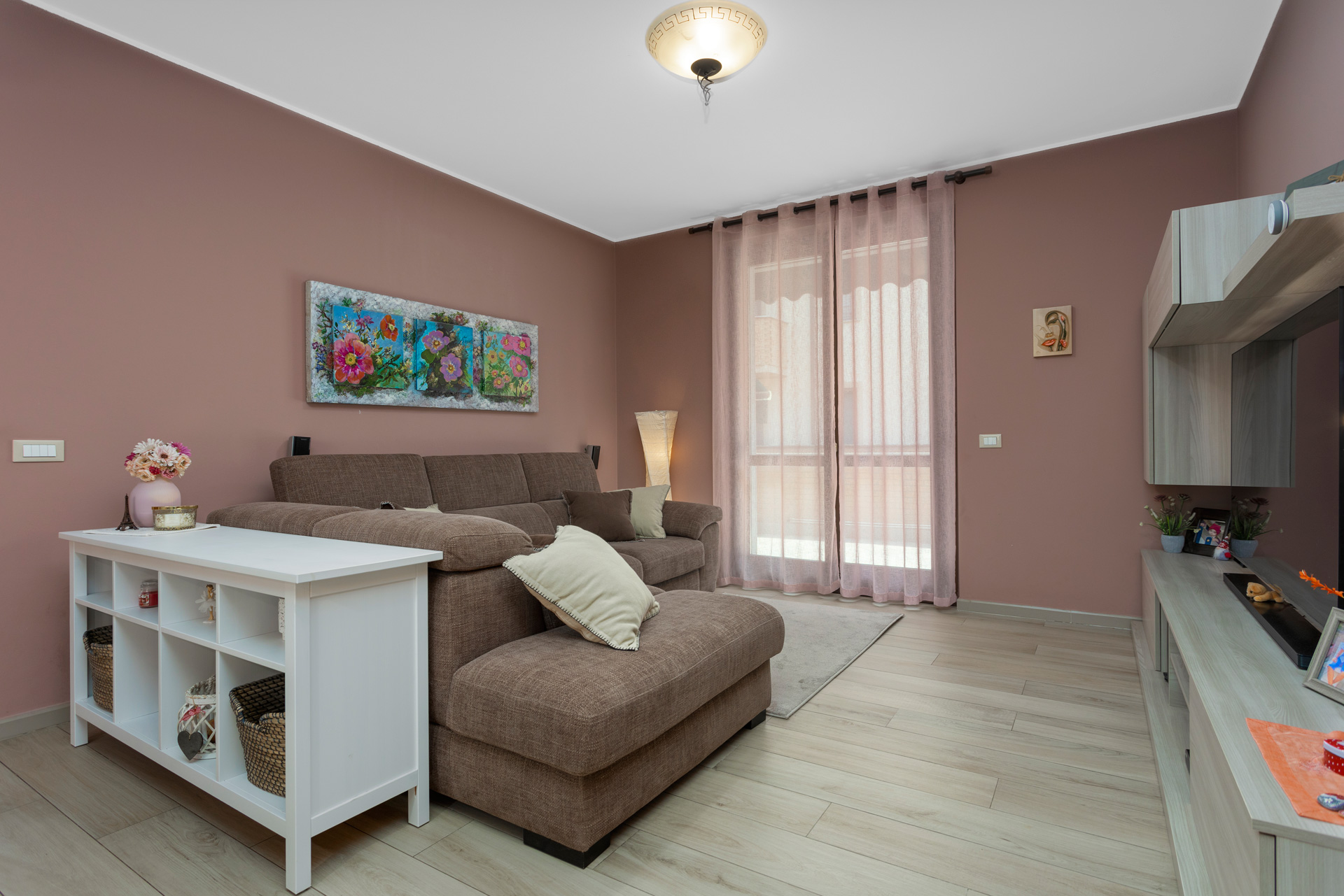 fotografia di una sala moderna realizzata per progetto di valorizzazione visiva di un appartamento