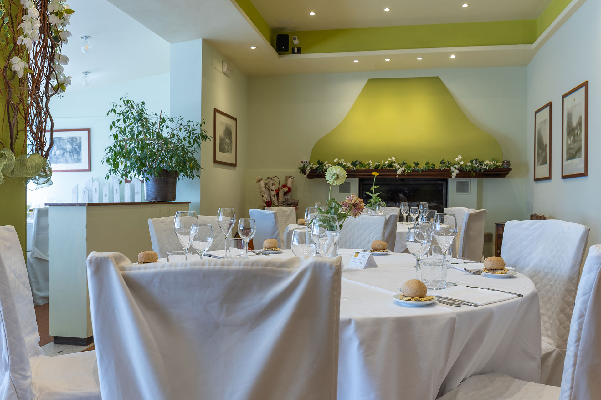 sala di un ristorante fotografata per promozione attività